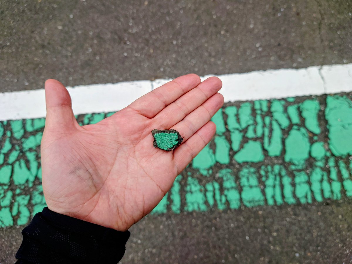 なんか綺麗な石落ちてた。何の石だろー