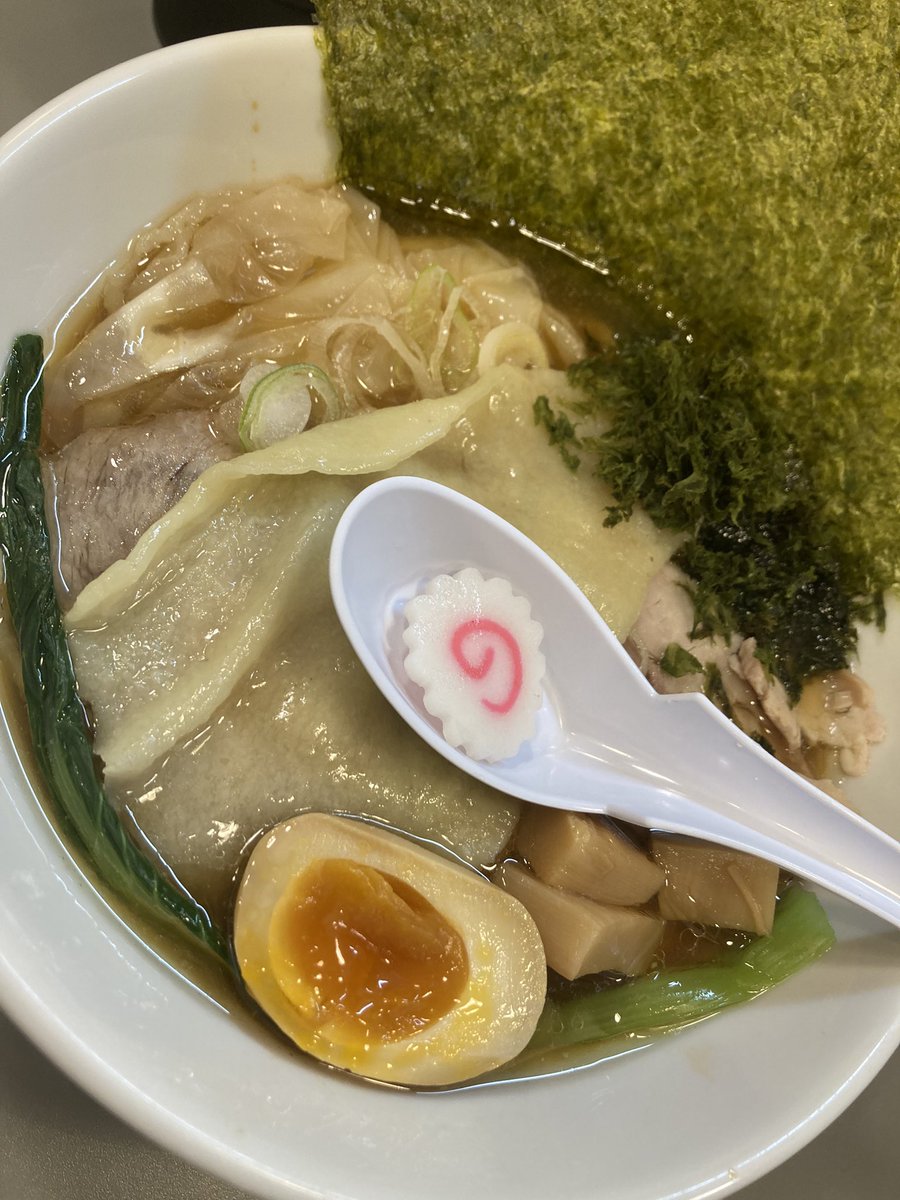 ame_drop's tweet photo. アサガキタで醤油の中華三昧大盛り一反も麺トッピング。気圧にやられ気味なカラダが鶏ガラスープを求めていた。ひたすらに穏やかな味が染みる。一反も麺とちぎった海苔を絡めてズルズル。美味しい。 https://t.co/vCne96ijNx