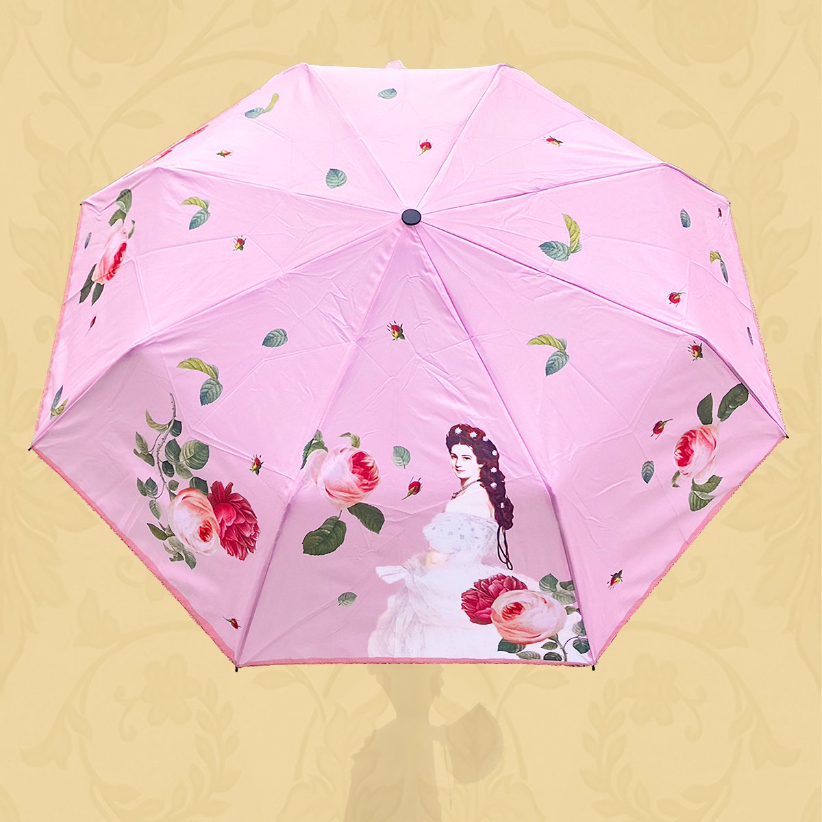 ark_496's tweet photo. 優雅な薔薇の余韻を、雨の日にも。

改めてご紹介するのは、ツァルトローザカラーのジャンプ式折り畳み傘🌹

残り1点のみです。
ウィーンで買い付けをした実物商品です。

#シシィ #エリザベート
https://t.co/MggTQm0I3k https://t.co/KfD9r3pntZ