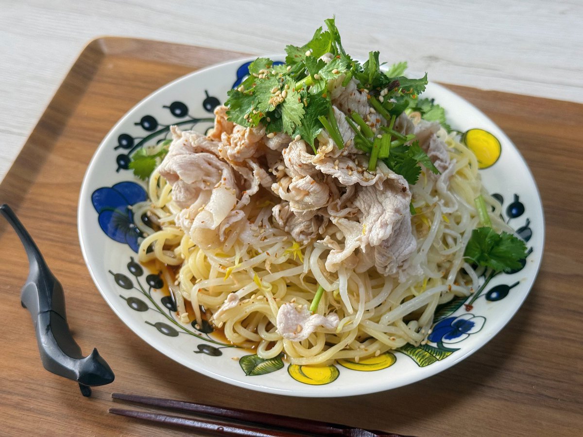acca_red's tweet photo. 豚しゃぶともやしのエスニック風冷やし麺。
今年もこのナンプラー風味のタレを多用する季節になりました。
#在宅あっか飯 https://t.co/WEEIOtJKEE