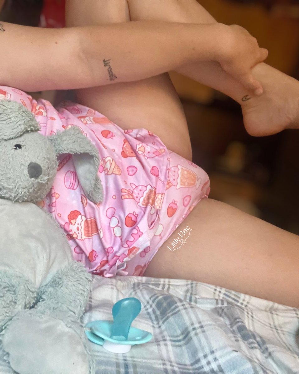 LittleRaeBean's tweet photo. Sweet as dessert 🍰 who wants to take a bite?
————
Onesie: @OnesieDownunder
Diaper: @RearzInc
#diaper #diapergirl #ageplay #diaperkink #abdl https://t.co/CME3ijUwrl