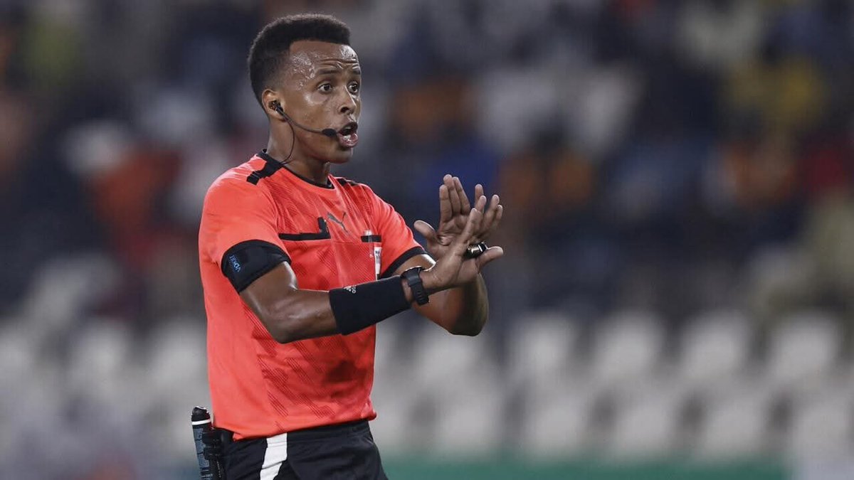 VobaDivin's tweet photo. Accepter de laisser la coupe du monde se dérouler aux USA de Trump, c’est accepter le racisme.

Comme prévu Trump fait tout pour gâcher la Coupe du Monde. 

Soutien à cet arbitre et toutes celles et ceux discriminé.e.s par les Etats-Unis. @FIFAcom  @NYCMayor @ZohranKMamdani https://t.co/m1IBwJPUQJ