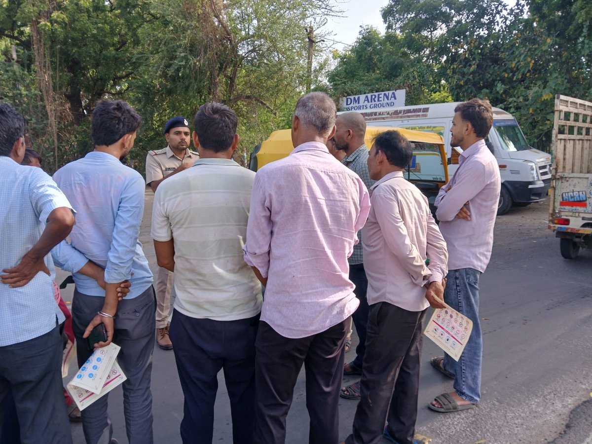 rtosurat's tweet photo. RTO OFFICE SURAT દ્વારા તા. 08-06-2026 ના રોજ આરટીઓ કચેરી સુરતના ઇન્સ્પેક્ટર શ્રી દ્વારા વાહન ચાલકોને રોડ સેફ્ટી અંગે માહિતી આપવામાં આવી. https://t.co/z7cdKlR1MA