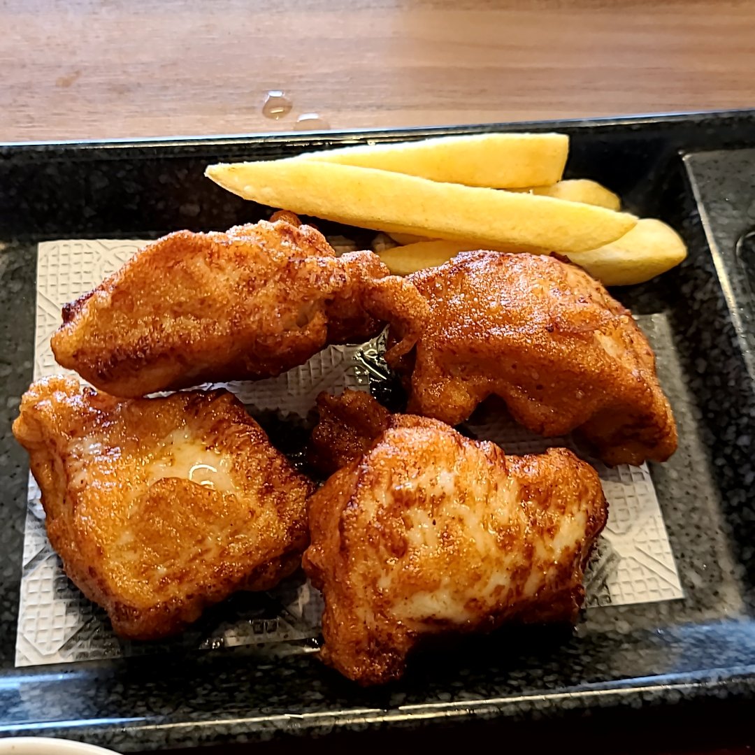 1221zidane803's tweet photo. 8番ラーメン大野店
野菜こく旨らーめん大盛＋バター風味＋唐揚げ＋小ライス
数十年ぶりに痛風くらって薬貰いに病院、帰りになんでやろ😂
前回美味かったこく旨、そのまま食べ、バター混ぜて、ニンニク入れて味変すると(ﾟдﾟ)ｳﾏｰ
唐揚げ🍚で満腹満足🤣
ご馳走様です😋 https://t.co/DGZK0tLsXL