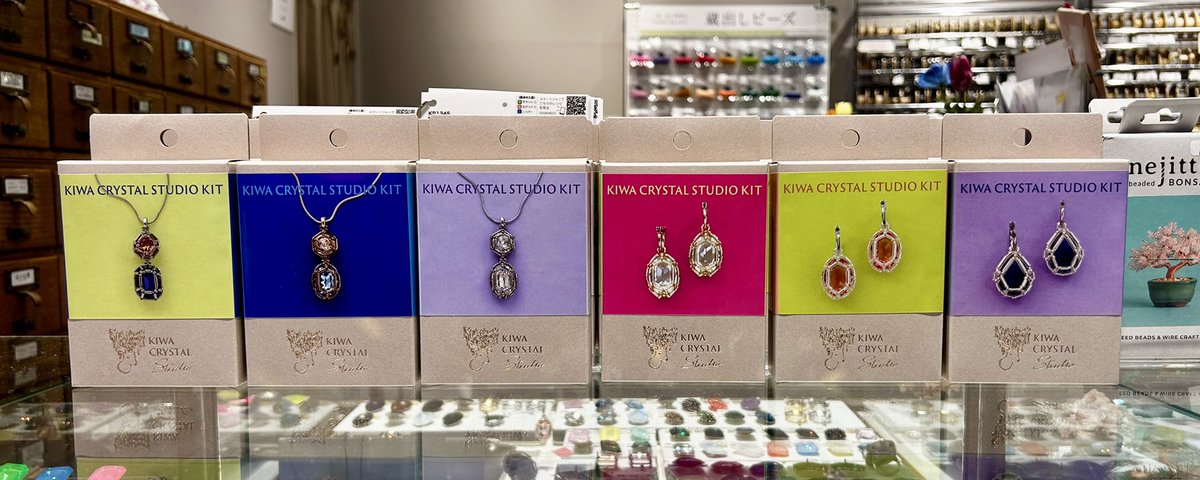 kiwalaforet's tweet photo. ✔︎NEW item🪞

人気の宝石編みにミニサイズのキットが登場✨
まるで本物の宝石のような輝きを楽しめます💎

また原宿店ではキットのサイズより
大きめ＆ネオンカラーなど存在感抜群のカラー
のクリスタルも豊富にご用意しております🌈

#ラフォーレ原宿
#貴和製作所
https://t.co/R94E8lBcz2 https://t.co/YGVvqqJtnF