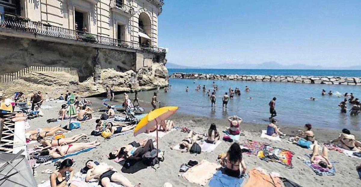 GenCar5's tweet photo. Con la prima messa al bando della gestione di un piccolo (ma succoso) tratto di spiaggia a #Napoli, l’autorità portuale passa dai 30.000 euro ai 247.000 offerti dai vincitori. +800%. Ma il governo dei bagnini era contrario. https://t.co/awTIyO3Qn1