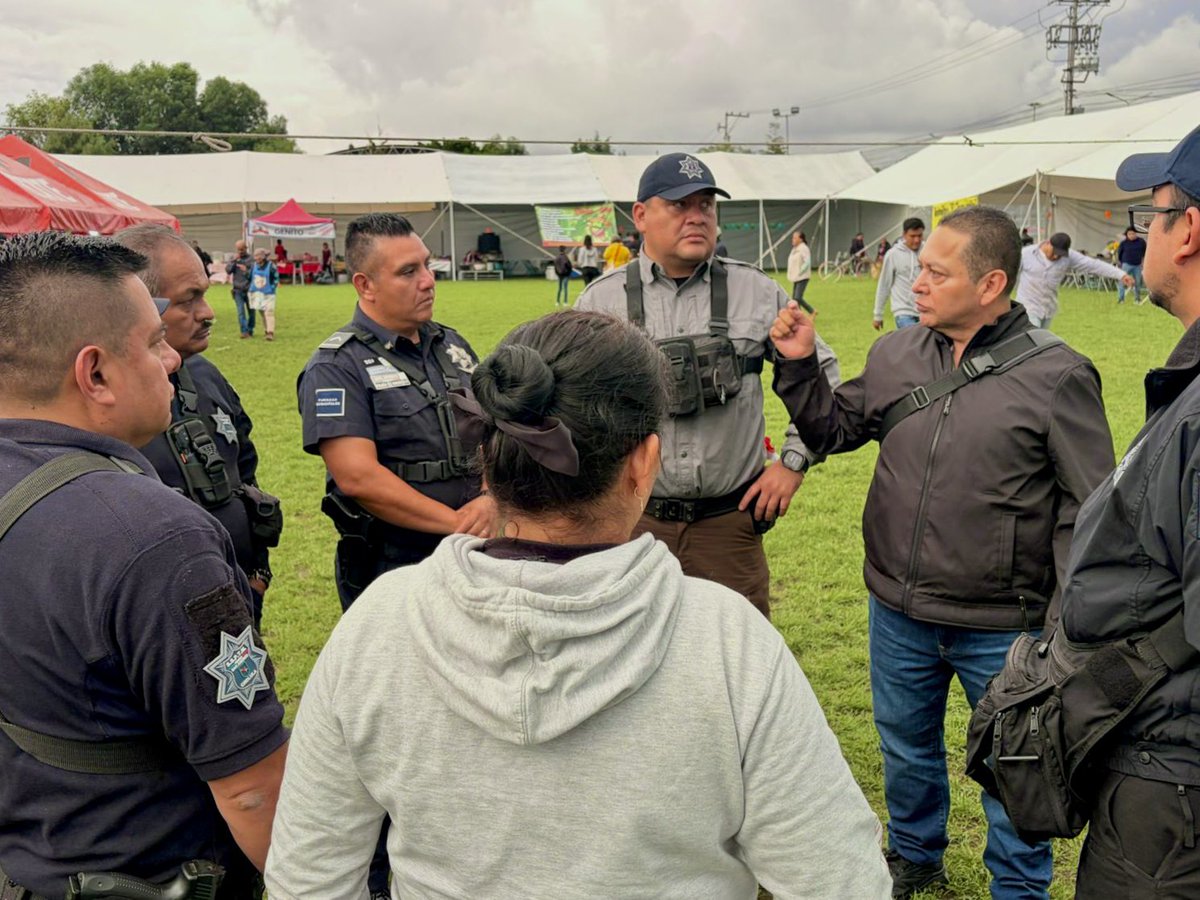 SSPPCSnAndresCH's tweet photo. 👮🏻♀️🧑🏻🚒 El titular de la #SSPPC, Luis Flores Fierros, encabezó el dispositivo de seguridad durante la “30.ª Feria del Nopal”, en San Bernardino Tlaxcalancingo. 🌵
🚓🤝🏻 Gracias al trabajo coordinado, la celebración se desarrolló en un ambiente de orden y tranquilidad. https://t.co/orGy7RNF5m