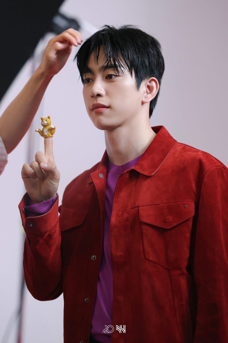 grass622's tweet photo. · 
WWD Korea BHind ❤️
@JINYOUNG 
#Jinyoung #박진영 
……………………………… 
2026.06.09
✦ BH Entertainment 
https://t.co/0ejCrQMi6U https://t.co/1TQ0YpDmSk