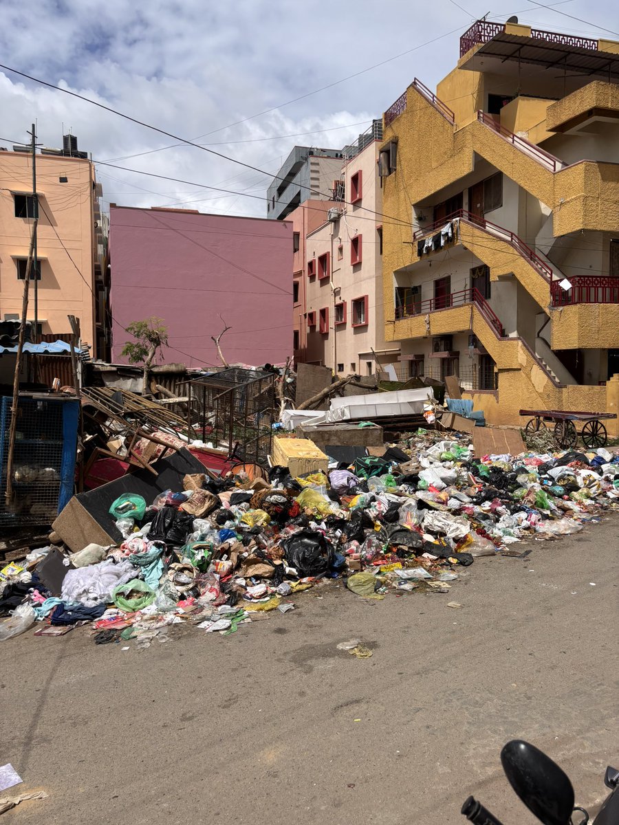 bitterlaksh's tweet photo. @bbmpcommr @BangaloreMirror @bbmp_official @DKShivakumar 

Just checking, @BBMPofficial is Murugeshpalya no longer under BBMP jurisdiction, or is this garbage dump being ignored by choice?

#Bengaluru #wastemanagement #SwacchBharat https://t.co/VPwrXBODnW