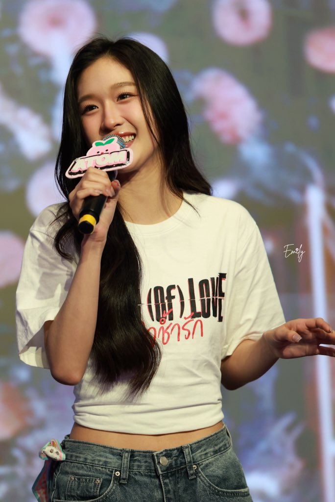 Freyaaaaaa2019's tweet photo. She’s such a lovely girl. South American fans, please take good care of her. If anyone treats her badly, we'll come after you!
#AtomPariya https://t.co/MslsZGQwCI