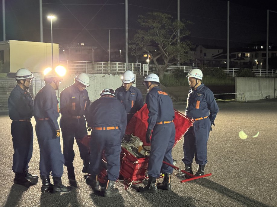 Fujisawa_Fire_D's tweet photo. 【消防団】夜間訓練が始まりました🚒
操法大会に向け、消防車や消防用ポンプの取扱訓練が各分団一斉に始まりました！
経験者から選手へ、先輩から後輩へ、実際の現場で活きる技術が受け継がれていきます！

＃いつもありがとう消防団　＃消防団を知ってほしい　＃消防団　＃藤沢市消防団　＃湘南 https://t.co/209u4vYv0C