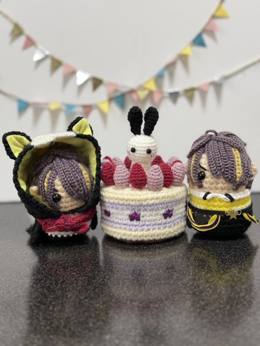 fukazawataiga's tweet photo. 今日は
流星隊・仙石忍くんのお誕生日🎂
お誕生日おめでとう🥳🎉✨
今年もお祝いできて嬉しいよ！
夏にある『10th Anniversary LIVE』もよろしくね忍くん☺️✨
#あんスタ #あんステ
#流星隊 #仙石忍
#仙石忍生誕祭2026
#仙石忍誕生祭2026
#推しあみ
#あみぐるみ #母作 https://t.co/f1pQHhGbgE