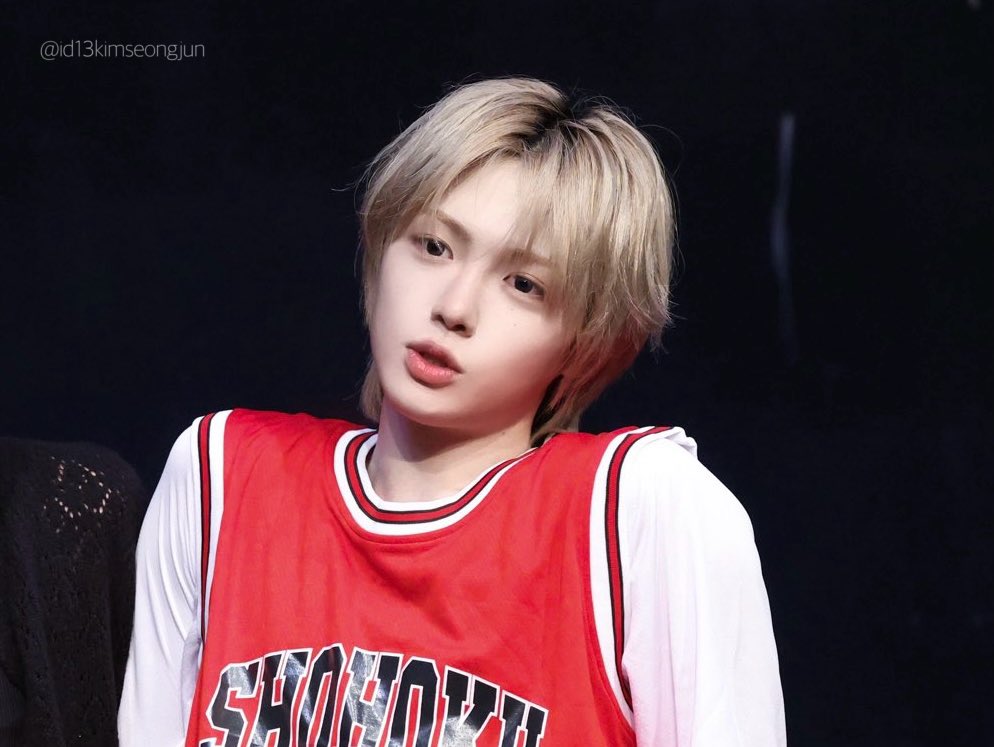 id13kimseongjun's tweet photo. 확실히 닮은듯...................... https://t.co/nHfgrkRPQg