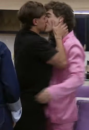Alys0002's tweet photo. ahora....
perdón pero, el lenguaje corporal también dice MUCHO 👀✨

zunino, me parece que es por ahí con juanicar en sério ajjajaja

#GranHermano https://t.co/a5IfIC1F4t