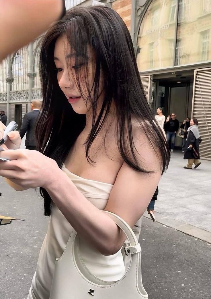 itzyshots's tweet photo. lee chaeryeong is such a goddess in real life https://t.co/2OHWvgrFft