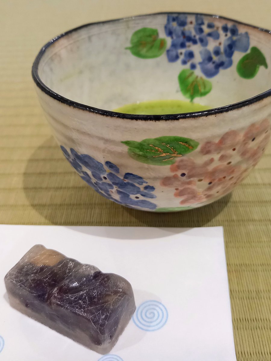 twcusadouken's tweet photo. 梅雨を彩る紫陽花が学内でも見頃になりました
昨日は紫陽花図茶碗を使って稽古しました🍵
新入部員の柄杓を引く姿も様になっています✨

花  河原撫子 千鳥草
花入  傘籠

菓子  鶴屋八幡 山清水

#東女 #茶道サークル #紫陽花 #河原撫子 #傘籠 https://t.co/vMxF2l10aL