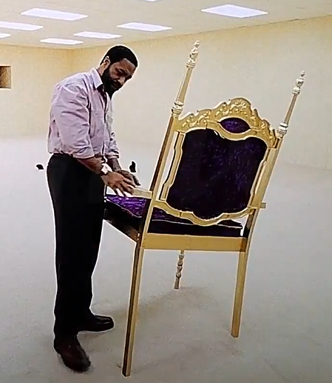 Carsick_'s tweet photo. BACKROOMS MOVIE SPOILERS

my only gripe with the environmental design is that i wish there were more weirdly proportioned objects like the throne rather than normal looking objects that are clipping into the ground. its kind of a nitpick but i think its just more interesting https://t.co/mpXEzR8RcH