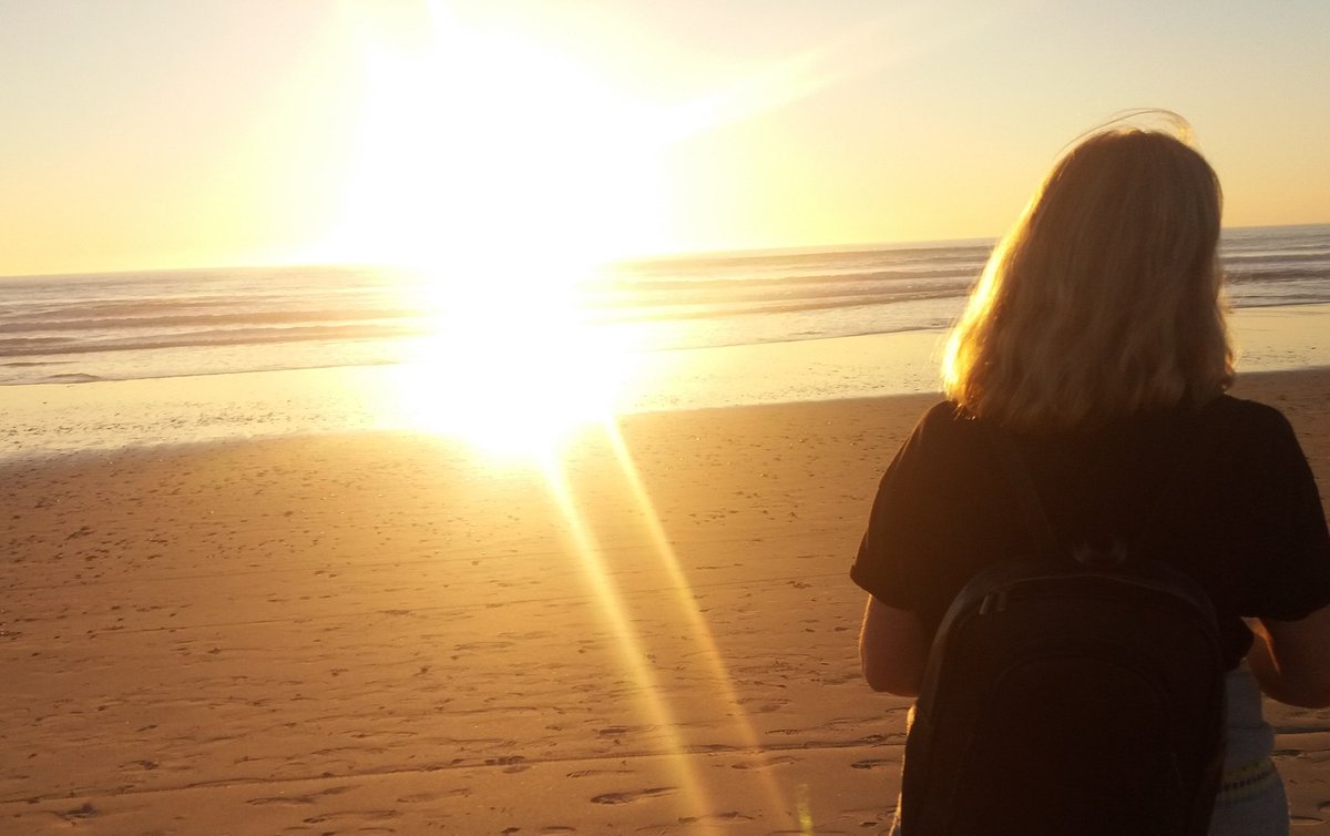 AidaBSanchez's tweet photo. En la mirada el sol
y en la boca un verso (...)
En mis manos tus caricias
y en mi corazón tus ojos presos,
el  camino por delante,
de tu mano caminante,
al amparo de ese sol
para cantarte mis versos.

@FerranGarrido
'#EnLaBocaUnVerso'
'#ALaTierraTeEscribo'

📷@ManuelRevilla57 https://t.co/wWcX3OQQNd