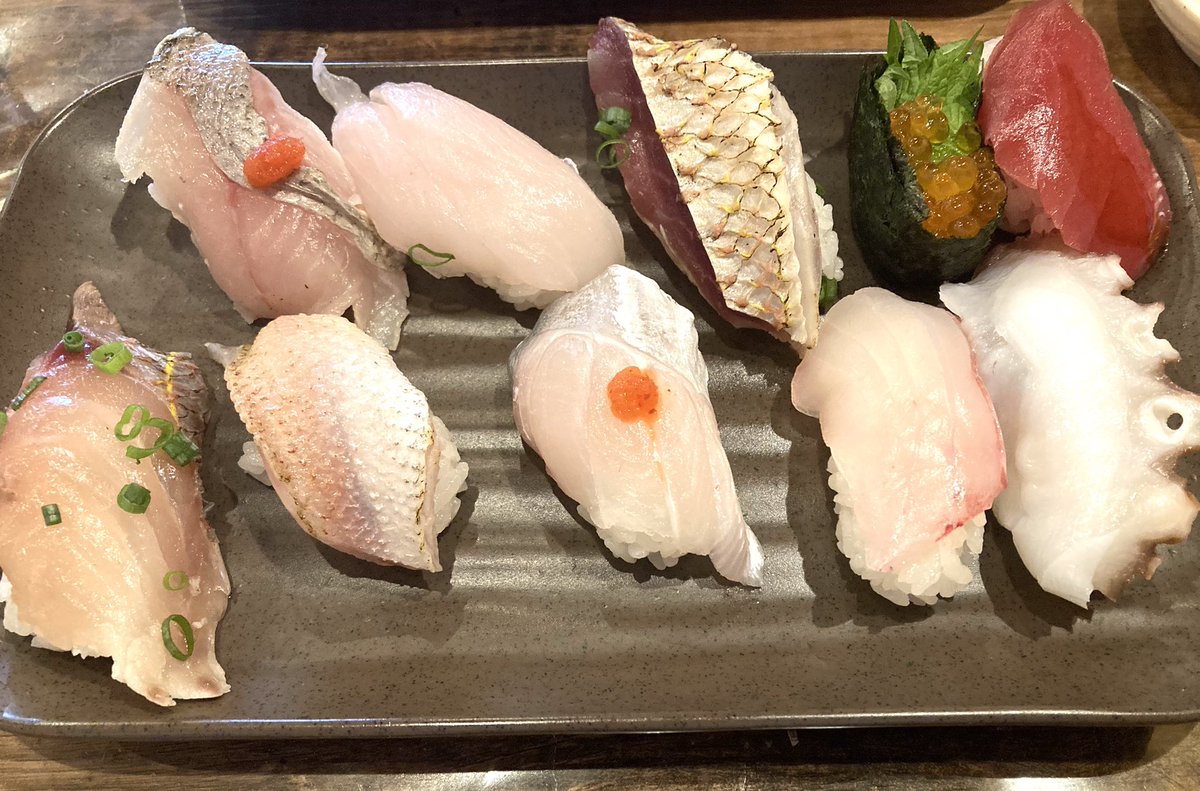 katoo02's tweet photo. 来シーズンは福岡CLがないと言う事で
前回逃した福岡の美味しいもん食べにきた
と言う事で昼から寿司バイキングヽ( ﾟ 3ﾟ)ﾉ
何選んでも一貫120円は安すぎぃ https://t.co/gw8isk7SVg