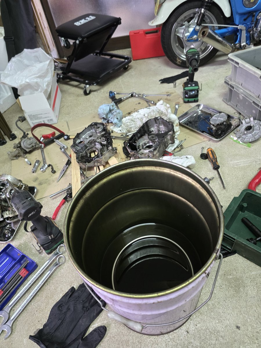GPZ1000RR's tweet photo. クランクケース灯油洗浄からのガスケット剥がし作業中
ガスケット剥がし鬼時間かかるやん。バリだるい。
KTCのセラミックスクレーパー使ってんのに傷行くの泣きそう😢 https://t.co/ph7ue8kLGR