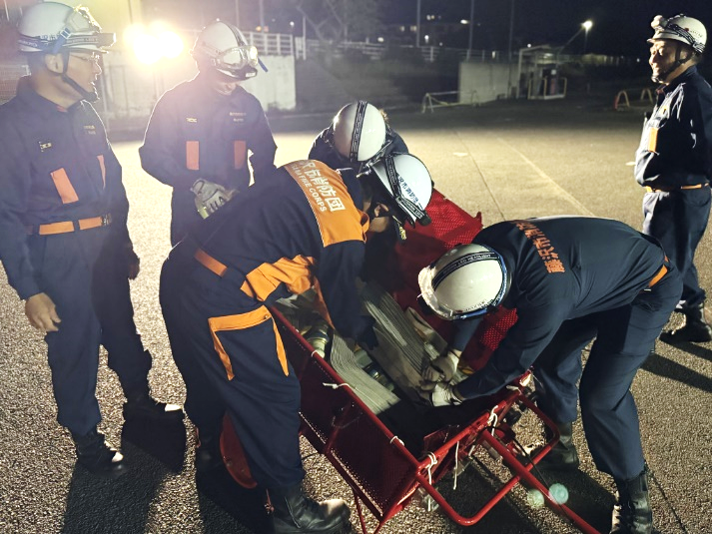 Fujisawa_Fire_D's tweet photo. 【消防団】夜間訓練が始まりました🚒
火災が発生した際に、安全・迅速に消火活動を実施するため、各分団に配備されている資機材の取扱いに習熟するための訓練です🛠️成果は７月５日（日）の操法大会で披露します！

＃いつもありがとう消防団　＃消防団を知ってほしい　　＃藤沢市消防団　＃湘南 https://t.co/F815dNemO3