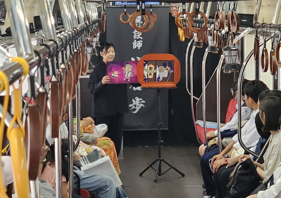 kuniakisan's tweet photo. 一畑電車×城谷歩「松江怪談プロジェクト」完了のご報告①

6月6日（土）
「ばたでん怪談電車」～オープニングアクト～
雲州平田駅に停車中の最新車両8000系の中での「声優永澤菜教の怪談紙芝居」
暑い中、大変多くの方々にご乗車いただき紙芝居を楽しんでいただきました。
地元の高校の放送部のメンバーもたくさんで来ていただきました。
テレビや新聞各社に取材いただきありがとうございました。
終演後のツーショット撮影会も大変盛り上がりました！
また、この地で紙芝居をさせていただけたら幸いです！

ご協力、ご支援いただいた一畑電車様をはじめ関係者の皆様に心より御礼申し上げます。
本当にありがとうございました。