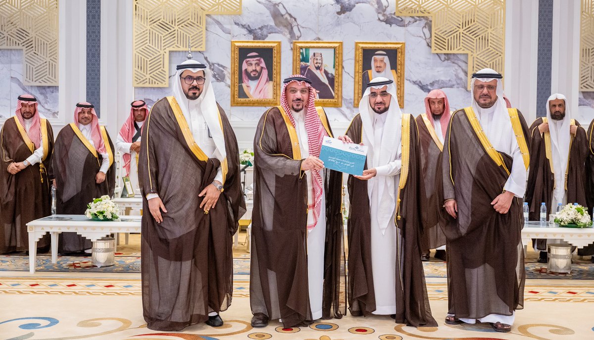 QassimUniv1's tweet photo. سمو #أمير_منطقة_القصيم، بحضور سمو نائبه، يتسلم تقرير مشاركة #جامعة_القصيم في موسم #حج_1447هـ من رئيس الجامعة الأستاذ الدكتور محمد بن فهد الشارخ، مشيدًا بجهود المشاركين من الجامعة في خدمة ضيوف الرحمن، حيث قدم 228 متطوعًا ومتطوعة 27,360 ساعة تطوعية عبر مسارات الجوالة والصحة والخدمات البيطرية للهدي والأضاحي.
