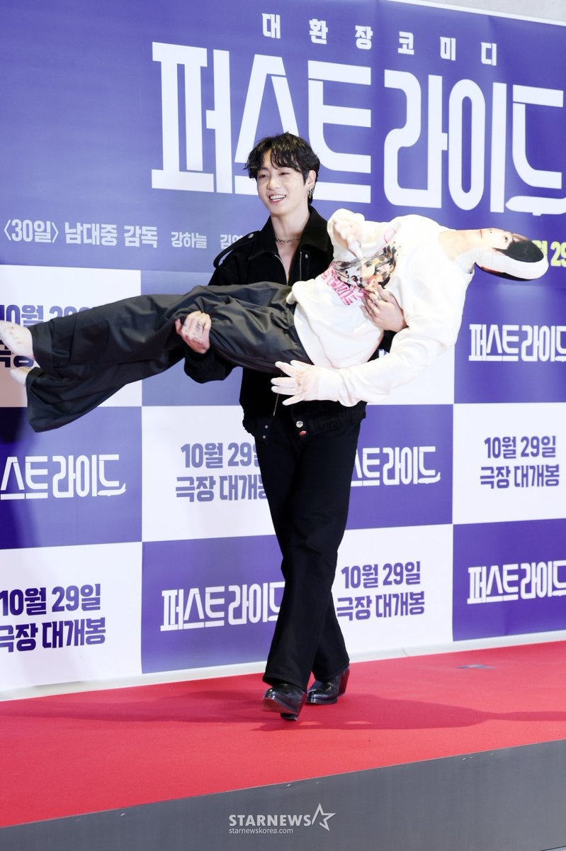 imcriswhy's tweet photo. YO VI LA PELI POR UNOS CLIPS PERO PRINCIPALMENTE LO VI PQ JUNGKOOK FUE AL EVENTO DE LA PELÍCULA XHAOOOOO https://t.co/bc8sx4qYLP