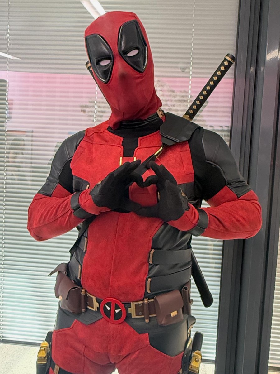 azudra's tweet photo. I spotted Deadpool near my booth and decided I had to get a photo.

A few minutes later, he had completely vanished.

Thankfully, I found him again before the end of the day.

Deadpool: 0
Photographer: 1

😎😏

#MangaManiaMontelimar
#Deadpool https://t.co/FNJkEOSNaM