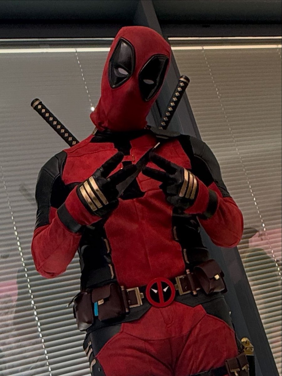 azudra's tweet photo. I spotted Deadpool near my booth and decided I had to get a photo.

A few minutes later, he had completely vanished.

Thankfully, I found him again before the end of the day.

Deadpool: 0
Photographer: 1

😎😏

#MangaManiaMontelimar
#Deadpool https://t.co/FNJkEOSNaM