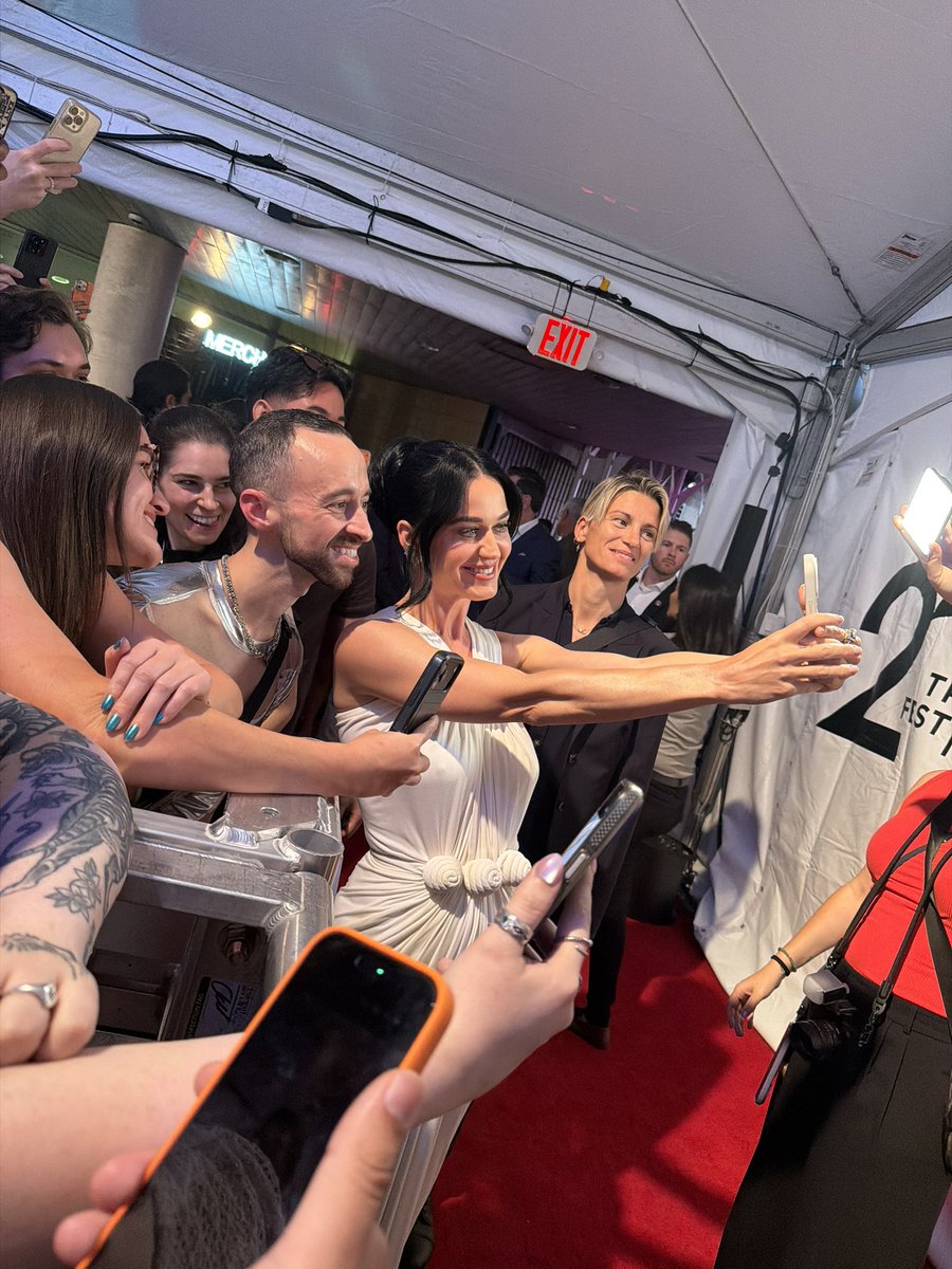 giulycat3's tweet photo. Katy alla premiere del suo film "The Lifetimes Tour live in Paris" a New York😍🗽. Katy durante la proiezione è rimasta a cantare e ballare tutto il tempo con i fan❤️. Dopo la premiere ha fatto anche un intervista dove ha rivelato che il film uscirà nei cinema di tutto il mondo https://t.co/lEpkVah2b1