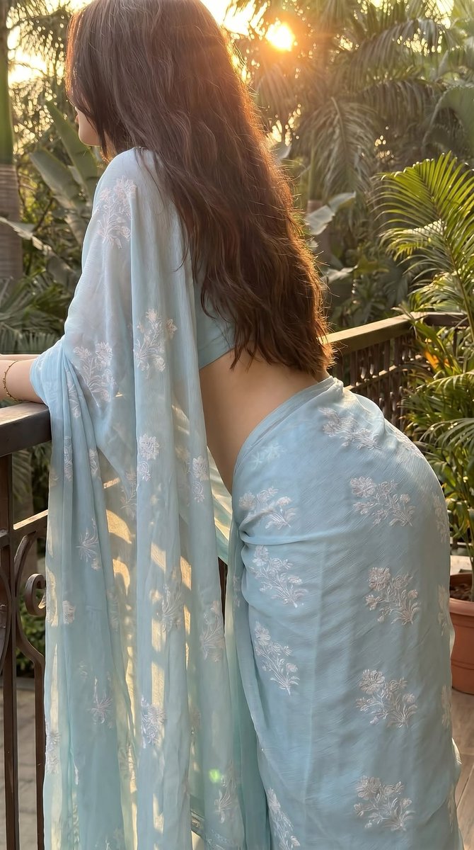 thalaprabha21's tweet photo. Golden hour knows exactly who to shine on 💥 https://t.co/IJejcoF336