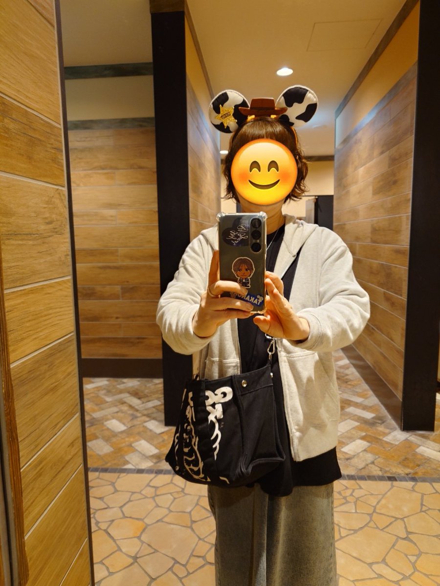 sumipyon0725's tweet photo. 全身GOKで推しと同じカチューシャでディズニーランド来てます🏰🐭👑💓
おたんのドナルドさんに投げKissのファンサいただけました🤭 https://t.co/IpJLThTign
