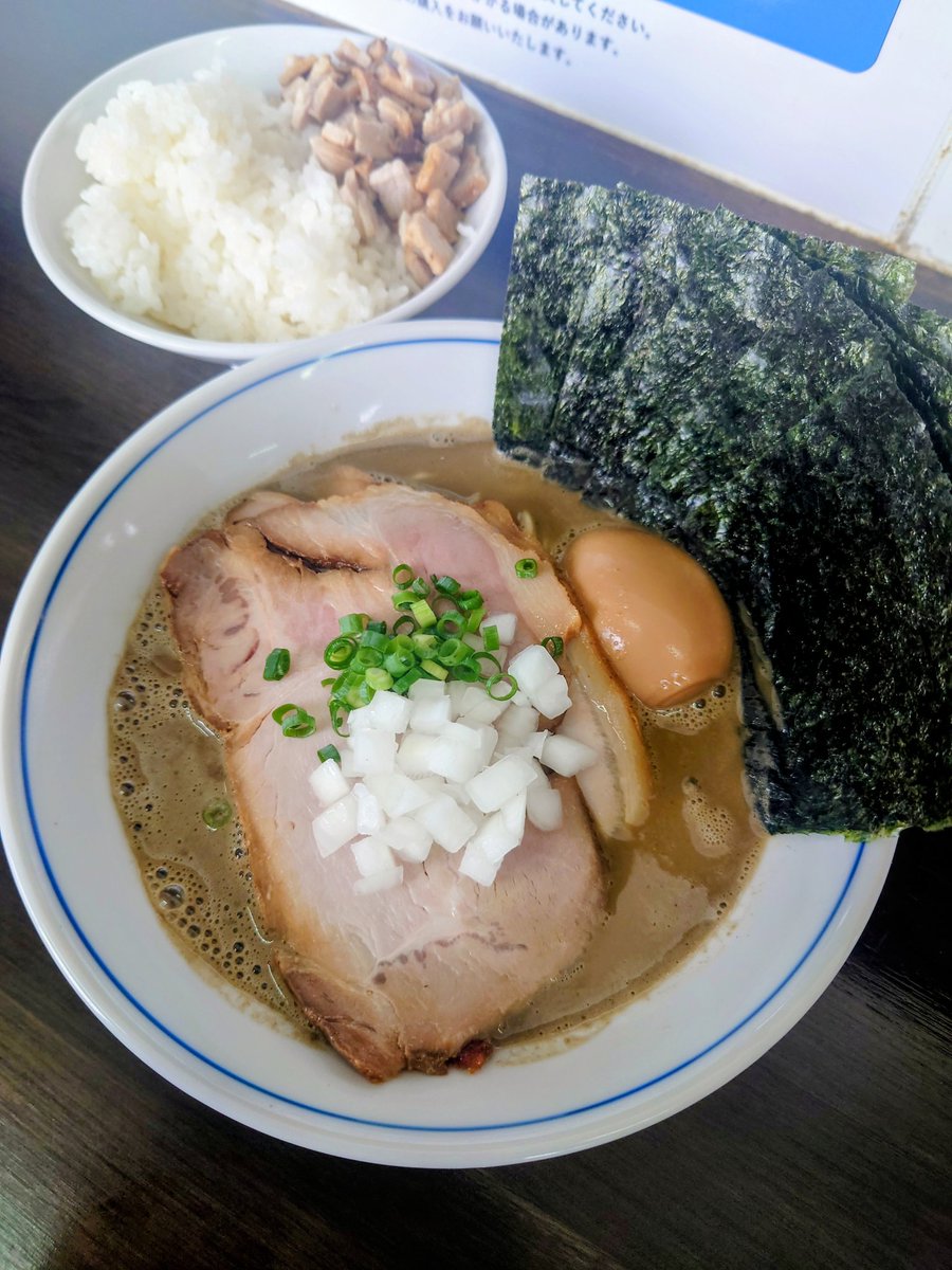 KmWiCDHfF1xL4lz's tweet photo. 三和中華ソバ店@宇都宮市
・濃厚煮干ソバ 海苔 味玉tp
・ご飯
動物系×煮干四種の白湯スープ、雑味皆無で口当り滑らかな格調高い味わい🐟
歯切れの良い細スト麺もスープを拾い上げ纏まりのある一杯に🍜
海苔の風味 半熟味玉 大判焼豚も仕上がり良好👍
極上濃厚煮干一杯、ご馳走様でした😋🙏 https://t.co/uSSXW8iXv8