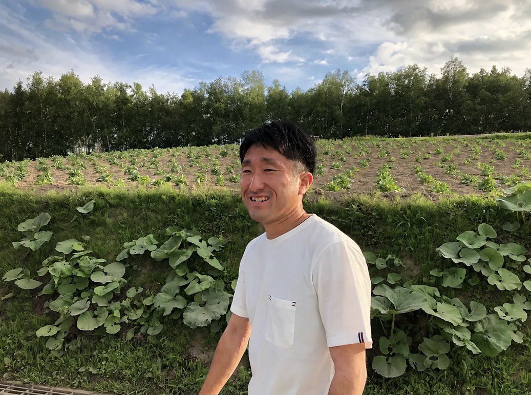 Phoenixyin13's tweet photo. “我在田里雇了一名工程师，它叫 Codex。”
这是AI时代最浪漫且硬核的田野叙事！

最近，这位北海道农民富安弘的故事在全网刷屏。一个毫无背景的前公务员，独自跑到北海道，靠着 ChatGPT 和 Codex，实现了一人管理100公顷农场的硬核神话。

大公司在搞价值千万的智慧农业，而富安弘毅在用几美金的 API 搞平替版赛博农场。来看看他的一键DIY清单：

温室自动通风系统。用 Codex 写代码连接传感器，太热就自动开窗卷帘，甚至能通过 LINE 软件远程发指令。
卫星天眼监控。把卫星数据叠加到农田地图，坐在家里吹着空调，就能一目了然哪块地的西兰花长得不好。
物理外挂。拍一张复杂的配电盘照片直接丢给 AI。

很多人焦虑 AI 会抢走工作，是因为他们把自己定位成了执行者。
但富安弘毅把 AI 当成了24小时不拿薪水的全栈工程师。他没有被技术取代，反而用技术给自己的体力赋能，拿回了对这 1500 亩土地的绝对掌控权。

在这个人人都在卷大模型参数、卷算力、卷 PPT 的时代，这位北海道大叔坐在拖拉机上，用实际行动告诉我们，技术的终点，是脚下踏实的土地。