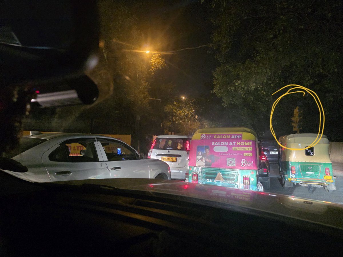 VinoyKrishna's tweet photo. @DelhiPolice  @DelhiTrafficPol @dtptraffic this crossroad half the road is blocked for construction, the traffic light is not working, and vehicles are entering from the wrong side to negotiate the bottleneck. Was any traffic diversion or safety plan put in place before permitting this work? Commuters are paying the price for poor planning and lack of enforcement. Immediate action is needed before a major accident occurs.