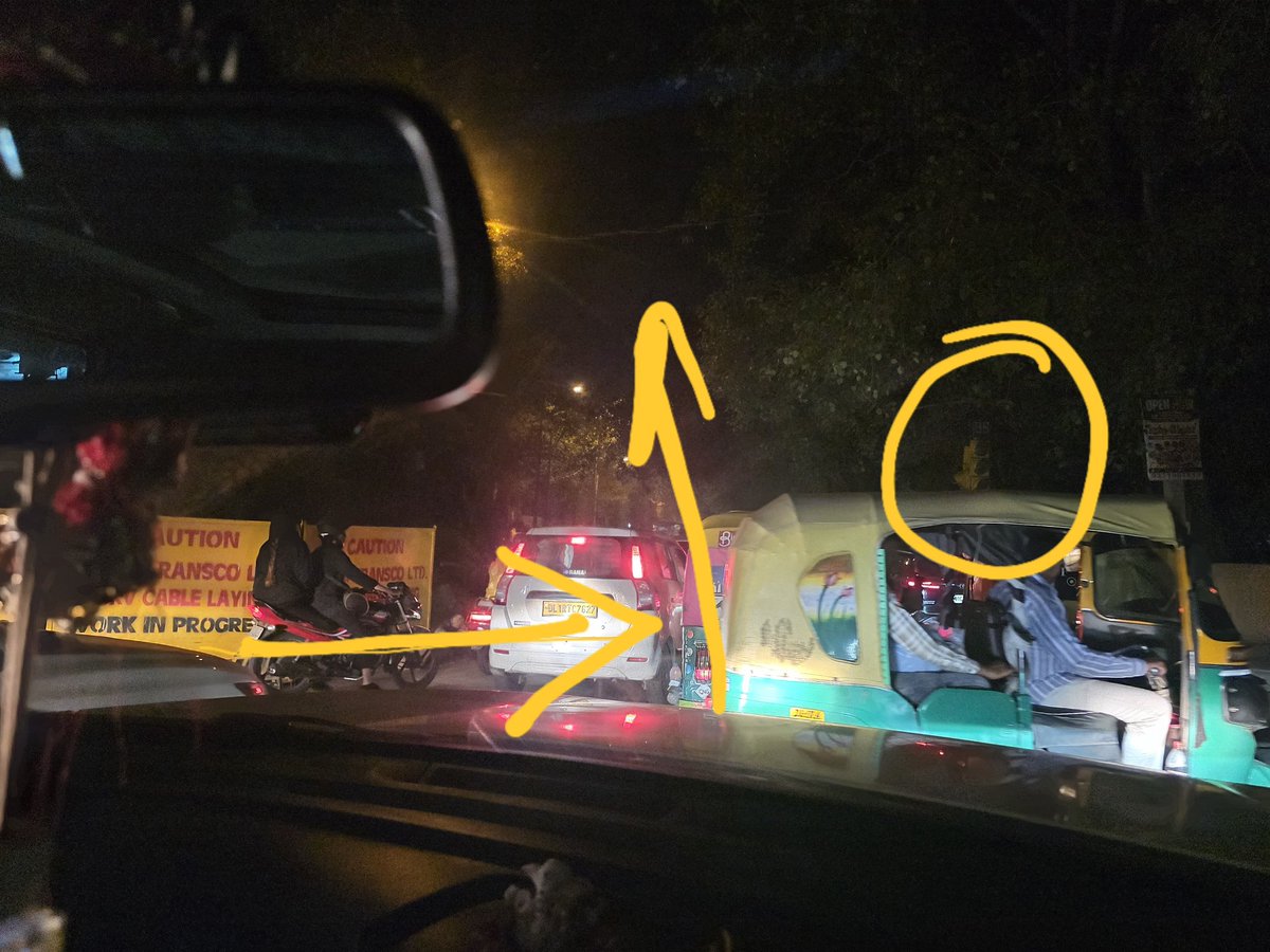 VinoyKrishna's tweet photo. @DelhiPolice  @DelhiTrafficPol @dtptraffic this crossroad half the road is blocked for construction, the traffic light is not working, and vehicles are entering from the wrong side to negotiate the bottleneck. Was any traffic diversion or safety plan put in place before permitting this work? Commuters are paying the price for poor planning and lack of enforcement. Immediate action is needed before a major accident occurs.