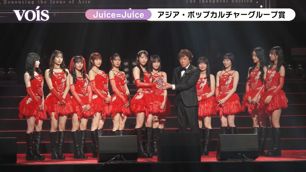 ree_tick's tweet photo. Juice=Juice、サイン後にもしっかりポーズ　「ASIA CULTURE AWARDS」でアジア・ポップカルチャーグループ賞 
https://t.co/D2iLt8FHQr https://t.co/0mjJm61T1P
