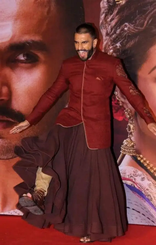 bollyonlyfans's tweet photo. Ranbir wore that outfit for an award show skit with SRK. Meanwhile, bras, skirts, lehengas, and other women's clothing are part of your fave's everyday aesthetic https://t.co/OQLIE9jJkc
