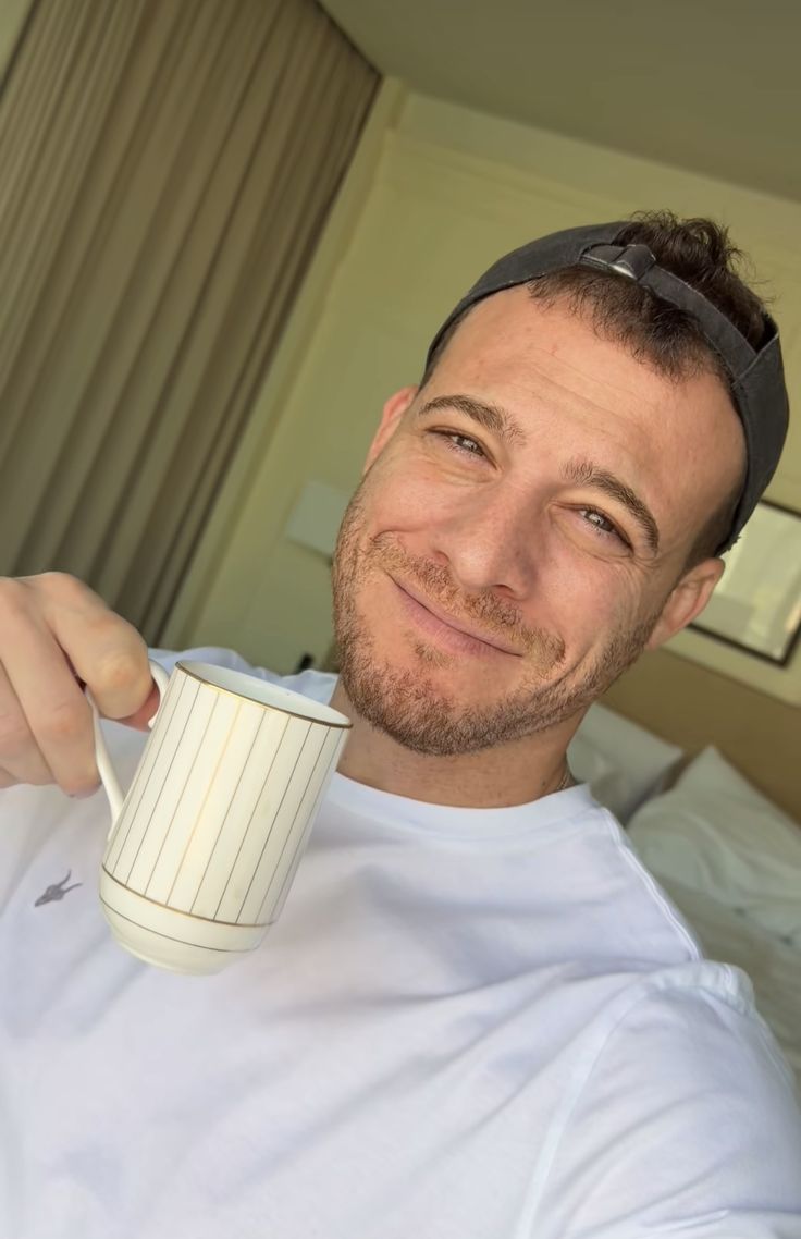 DBJuliB's tweet photo. Todos tenemos un café pendiente con alguien.
Cómo debe de ser una conversación, un lugar tranquilo y un café con él..., imagínalo 🤘🏻🩵💙
Buenos días ☕ ☕ 
#KeremBürsin https://t.co/3VEcxPPlxC
