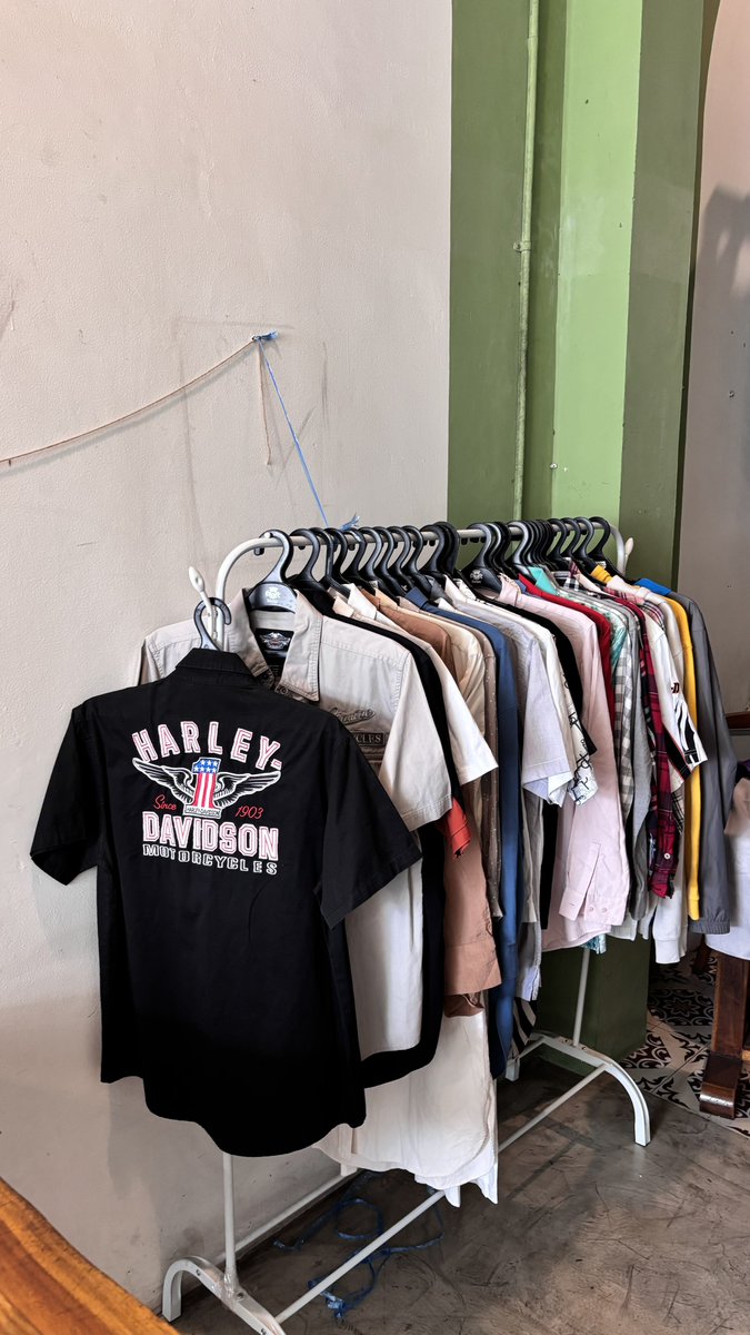 munificcnce's tweet photo. Halo, aku lagi buka pop up market kecil-kecilan, barang-barang preloved keluargaku. Mampir yuk?

Aku akan post beberapa jualannya juga di bawah tweet ini. Kalau mau cek kondisi buku bisa ke ig cakerybymona, di highlight yaaa. https://t.co/YbTdEGtFSd