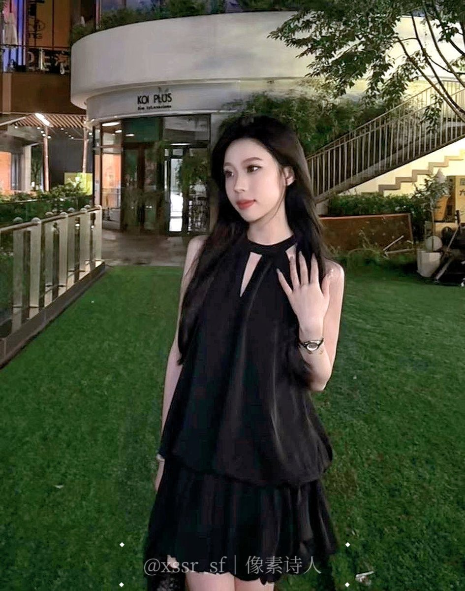 xssr_sf's tweet photo. 嗯……我刚进门，妹子就已经乖乖跪在我面前了。
那双水润的眼睛抬起来看着我，柔软湿热的舌头一点点舔舐着，把我清理得干干净净。
今天，我倒要好好看看，你这副清纯模样底下，到底藏着多大的反差。 https://t.co/zeX02xqbK9