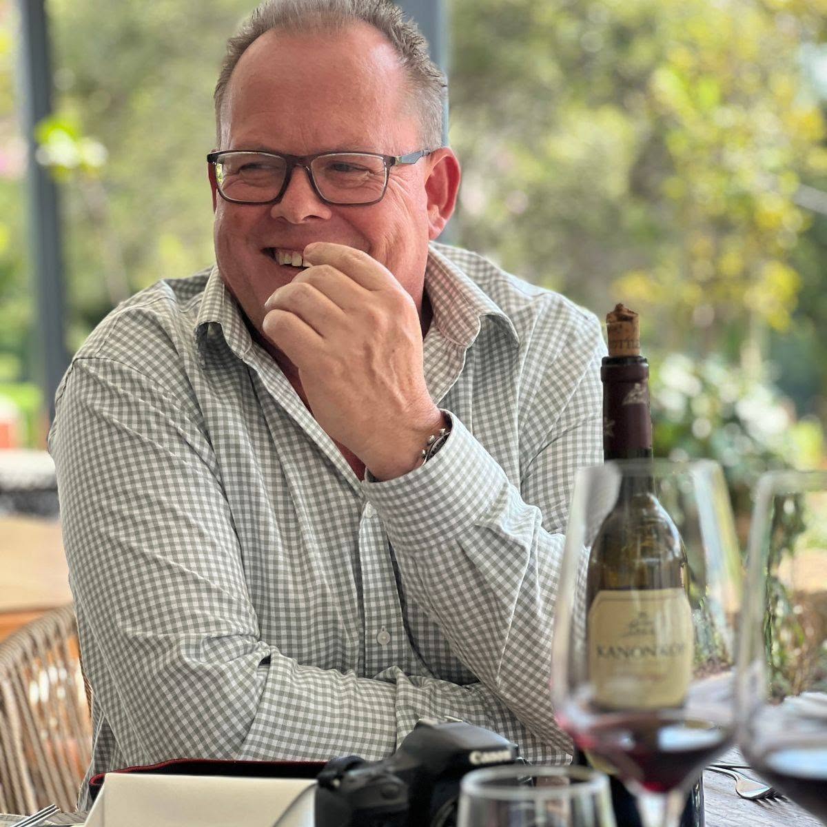 Winemag's tweet photo. BREAKING: Francois Van Zyl resigns as Kanonkop winemaker https://t.co/vtoZcSwqJR https://t.co/dYsZsOrxir