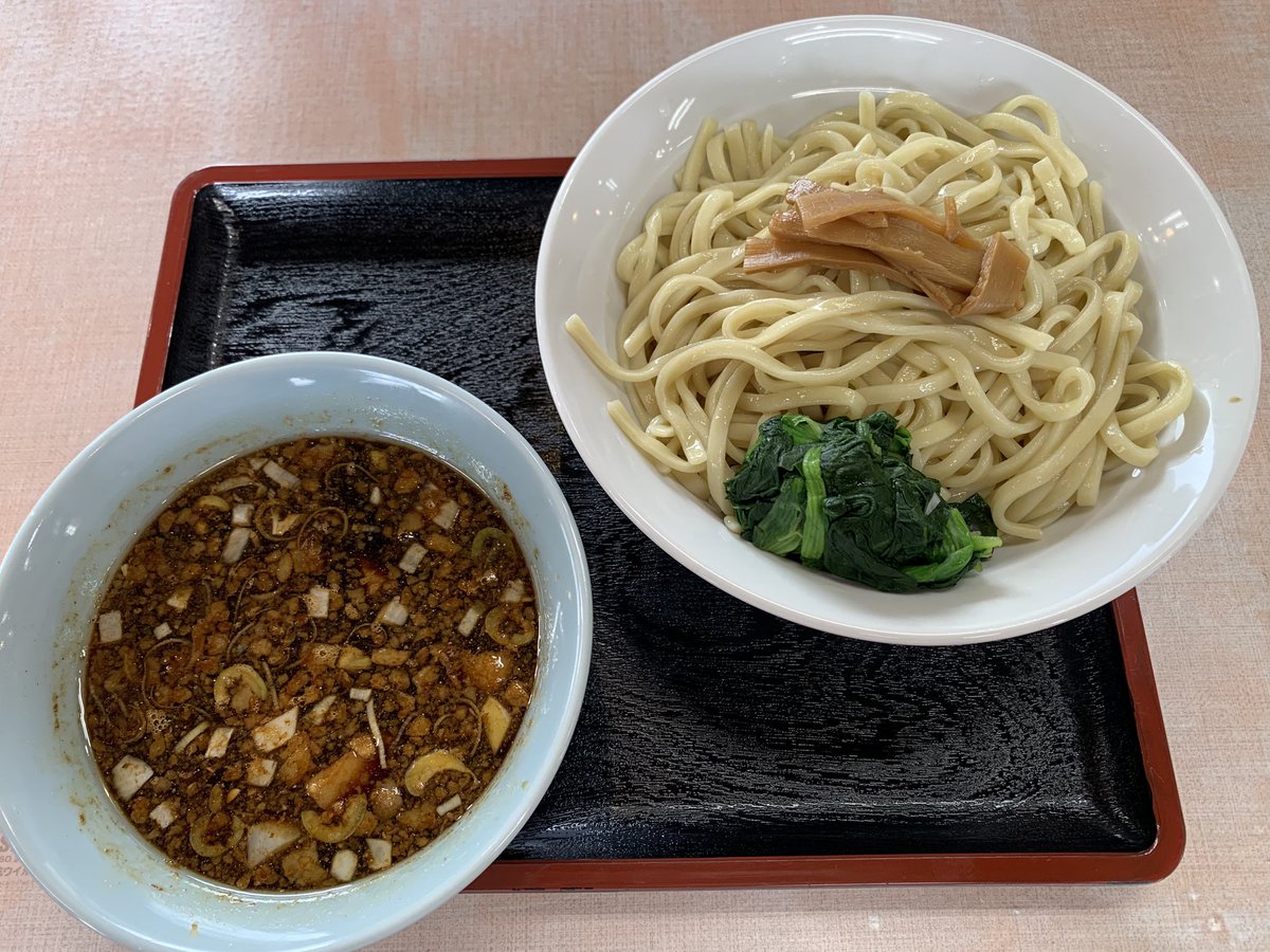 sunappi0625's tweet photo. 自家製麺中やま さんへ初訪麺
醤油つけそば（中）
ほうれん草
レジで会計先払いシステム
床とテーブルのペタペタ感が噂通り🤣
太麺で茹で時間15分とのことでのんびり着丼🍜
つけ汁はほんのり甘めの煮干し香る独特の味でクセになる
麺は平打太麺でムチッと硬めでうまい✨️
ごちそうさまでした😋 https://t.co/v6akKiO86F