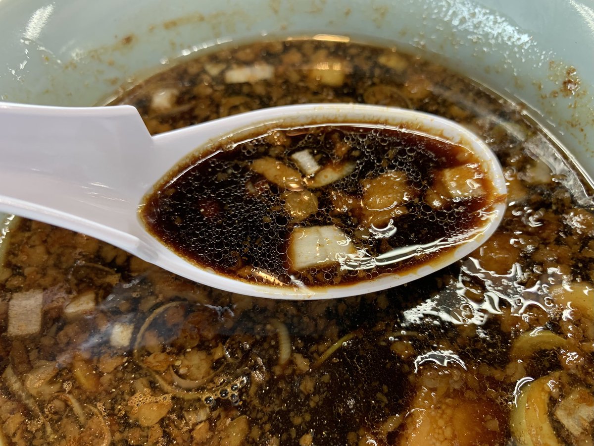 sunappi0625's tweet photo. 自家製麺中やま さんへ初訪麺
醤油つけそば（中）
ほうれん草
レジで会計先払いシステム
床とテーブルのペタペタ感が噂通り🤣
太麺で茹で時間15分とのことでのんびり着丼🍜
つけ汁はほんのり甘めの煮干し香る独特の味でクセになる
麺は平打太麺でムチッと硬めでうまい✨️
ごちそうさまでした😋 https://t.co/v6akKiO86F