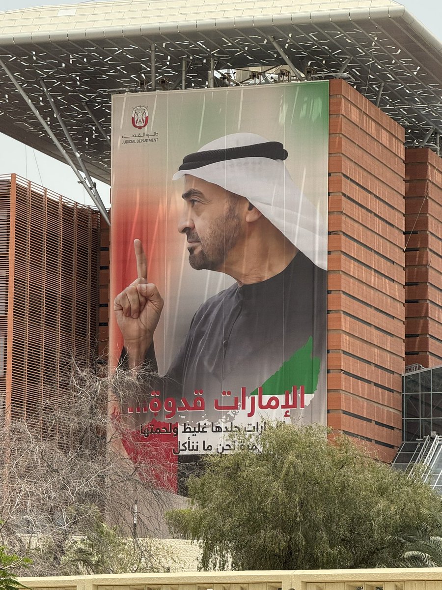 MunaBusamra's tweet photo. هناك من يظن أن حملات الإساءة المتكررة ضد #الإمارات دليل قوة، بينما هي في الحقيقة دليل أزمة.

فكلما تعمقت أزماتهم الداخلية، واتسعت فجوة الوعود والواقع، ازداد انشغالهم بالإمارات. وكلما تراكم الفشل والعجز، ارتفعت وتيرة التطاول على رموزها وقيادتها وإرث الشيخ زايد، رحمه الله.

يهاجمون الإمارات أملاً في إخفاء إخفاقاتهم، ويبحثون عن خصم خارجي يعلقون عليه أسباب تعثرهم، بينما الحقيقة أبسط من ذلك بكثير: لا يمكن لأي حملة إساءة أن تعالج فشلاً، ولا لأي ضجيج أن يصنع إنجازاً.

ولعل أكثر ما يثير الشفقة أنهم يظنون أن النيل من القامات الكبيرة يحجب حجم أزماتهم، بينما يفعل العكس تماماً.

وقديماً قال أبو العلاء المعري:

واللهِ لو صاحبَ الإنسانُ جبريلًا
لم يَسْلَمِ المرءُ من قالٍ ومن قيلا

قد قيلَ في اللهِ أقوالٌ مُصنَّفةٌ
تُتلى إذا رُتِّلَ القرآنُ ترتيلًا

قد قيلَ إنَّ له ولدًا وصاحبةً
زورًا عليه وبهتانًا وتضليلًا

هذا مقالُهم في اللهِ خالقِهم
فكيف لو قيلَ فينا بعضُ ما قيلا؟  و #المزاج_أزرق 💙🇦🇪