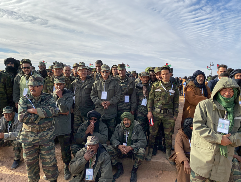 Sahara_1951's tweet photo. Hay imágenes que explican más que muchos discursos.

Veteranos de la guerra de 1975, combatientes más jóvenes, mandos militares y soldados anónimos aparecen juntos en esta fotografía tomada en los territorios liberados del Sáhara Occidental.

La historia del pueblo saharaui no se entiende sin ellos.

NO TE OLVIDES DEL SÁHARA OCCIDENTAL, ningún día... NUNCA. 👍🏼🇪🇭👏🏾