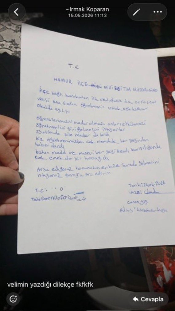 gokceekatuun's tweet photo. Görev yaptığı okulda öğrencileri için büyük emek veren, velilerin dilekçelerle kalmasını istediği öğretmenimiz Irmak Koparan; iddialara göre okul müdürü tarafından fiziksel şiddete maruz kaldıktan sonra korunmak yerine çok uzak bir bölgeye gönderilmiş, barınma ve ulaşım sorunu içinde bırakılmıştır. Günlük yaklaşık 3000 TL taksi ücreti ödeyerek okula gidip gelmek zorunda kalan öğretmenimiz ağır mobbing yaşadığını belirtmekte; ilçe milli eğitimden kaymakamlığa ve valiliğe kadar başvurmasına rağmen çözüm bulamadığını ifade etmektedir. Öğrencileri için mücadele eden bir öğretmenin bu kadar yalnız bırakılması kamu vicdanını yaralamaktadır. Yetkililerin bu duruma sessiz kalmamasını istiyoruz.