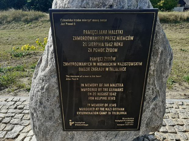 PUsiadek's tweet photo. ⁨Chcą usunąć tablicę upamiętniającą Polaka zamordowanego przez Niemców za kubek wody dla Żydów❗

Jan Maletka był kolejarzem, miał 21 lat. Z narzeczoną już miał wyznaczoną datę ślubu. Całe życie przed sobą. 20 sierpnia 1942 roku podszedł do wagonu z Żydami jadącymi do Treblinki i podał im wodę. Niemcy go zastrzelił.

W 2021 roku Instytut Pileckiego odsłonił przy dawnej stacji kolejowej w Treblince (około 2 km od obozu) skromny kamień z tablicą. Treść: "Pamięci Jana Maletki zamordowanego przez Niemców 20 sierpnia 1942 roku za pomoc Żydom. Pamięci Żydów zamordowanych w niemieckim nazistowskim obozie zagłady w Treblince."

Uczczenie pamięci Polaka pomagającego Żydów stanowi jednak dla wrogich Polsce i Polakom pseudointelektualistów.

Na zdjęciu owa grupa, z wielkimi transparentami protestu. Zdjęcie groteskowe, ale ich idea najpodlejsza.

Jan Grabowski z Uniwersytetu w Ottawie nazwał tablicę "zawłaszczeniem przestrzeni Holokaustu przez polską narrację narodową."

Jan Hartman opublikował w Polityce artykuł zatytułowany "Antysemicki skandal w Treblince." Tablicę dla zamordowanego kolejarza nazwał skandalem.

Żaden z nich nie kwestionuje, że Niemiec zastrzelił Jana Maletkę. Kwestionują, czy zasługuje on na upamiętnienie — bo ich zdaniem tablica "zakłóca żydowską przestrzeń pamięci."

Tablica stoi kilometr od obozu. Na miejscu gdzie zginął Jan. Wspomina też ofiary żydowskie. Człowiek który oddał życie za kubek wody dla drugiego człowieka — zasługuje na kamień z tablicą.⁩