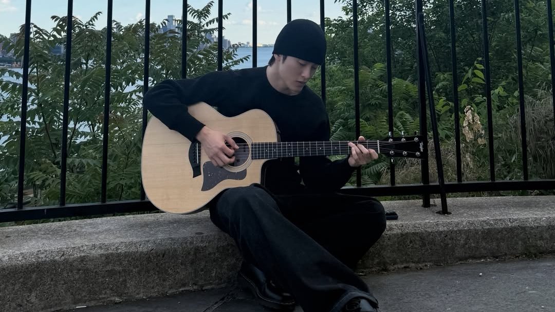 anythingforlmk's tweet photo. Mark travelling everywhere with his equipment, laptop and guitar 

🥺 https://t.co/Zr9x69m7yK